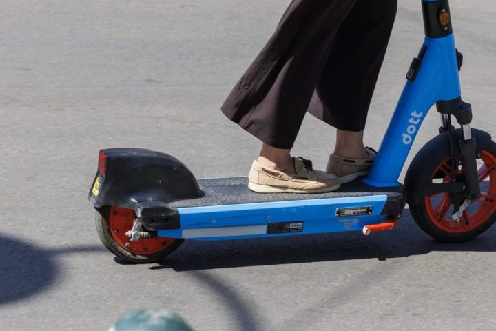 La Belgique rendra le port du casque obligatoire pour les conducteurs de trottinettes électriques rapides à partir du 1er septembre.