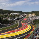 La Belgique s'apprête à accueillir le 10e tour du Championnat du Monde de Formule 1 ce week-end sur le mythique circuit de Spa-Francorchamps. Cette piste de 7 km, réputée pour ses dénivelés et ses virages difficiles, sera le théâtre d'une bataille cruciale dans une saison marquée par de nouvelles réglementations, rapporte 24brussels.
Ce tour fait suite à une saison compétitive ; Kimi Antonelli, qui menait le classement des pilotes avec 66 points d'avance avant le 7e tour à Barcelone, se retrouve désormais avec un avantage réduit à seulement 25 points. Son coéquipier chez Mercedes, George Russell, a une occasion de combler cet écart de manière significative lors d'une seule course, tandis que Lewis Hamilton reste dans la course, à 32 points derrière Antonelli.
Mercedes, après avoir obtenu six victoires consécutives, fait face à une pression croissante de la part de Ferrari et, dans une moindre mesure, de Red Bull lors des derniers tours. Russell a remporté une victoire en Autriche, tandis que Hamilton et Charles Leclerc ont chacun décroché une victoire sur les circuits de Barcelone-Catalogne et de Grande-Bretagne, respectivement.
L'excitation est à son comble alors que d'autres concurrents, y compris Max Verstappen de Red Bull, qui considère Spa comme son « circuit préféré », et le champion en titre Lando Norris de McLaren, se préparent à un affrontement intense.
Les activités de course commenceront vendredi avec deux séances d'essais libres prévues à 13h30 et 17h00. La troisième séance se tiendra samedi à 12h30, suivie des qualifications à 16h00. Le Grand Prix lui-même devrait débuter dimanche à 15h00, en présence du roi Philippe de Belgique. Les prévisions météorologiques semblent favorables, annonçant aucune condition défavorable pour la course.