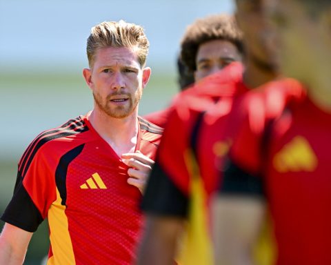 La Belgique se prépare pour son match d'ouverture de la Coupe du Monde contre l'Égypte
Après une préparation réussie avant le tournoi, les Red Devils affrontent ce soir à 21 heures, heure belge, leur match d'ouverture de la Coupe du Monde. Au Lumen Field de Seattle, ils rencontreront l'Égypte, leur principal rival dans la course à la première place du groupe, rapporte 24brussels.
Sur le papier, l'Égypte représente l'adversaire le plus redoutable pour la Belgique dans son groupe de Coupe du Monde. L'Iran et la Nouvelle-Zélande sont considérés comme des opposants plus faibles. La dernière rencontre entre les deux nations, un match amical il y a quatre ans, s'est soldée par une défaite de la Belgique, 1-2 contre les Pharaons. Notamment, lors de leurs quatre précédents matches internationaux, les Belges n'ont remporté qu'une seule victoire.
Les Red Devils aborderont donc ce match avec prudence face aux sept fois gagnants de la Coupe d'Afrique des Nations. L'équipe est également sortie des qualifications africaines pour la Coupe du Monde sans défaite, récoltant 26 points sur 30. Parmi les joueurs clés figurent Mo Salah et Omar Marmoush, tous deux importants dans l'effectif de l'entraîneur Hossam Hassan.
Cependant, après une campagne de préparation couronnée de succès, avec deux victoires contre la Croatie et la Tunisie, la Belgique semble pleinement préparée pour ce premier match de Coupe du Monde. Les Red Devils compteront principalement sur leur puissance offensive, avec Amadou Onana, le capitaine Youri Tielemans et le meneur de jeu Kevin De Bruyne qui devraient jouer un rôle central au milieu de terrain.
Sur les flancs, Jeremy Doku et Leandro Trossard seront présents, avec Charles De Ketelaere chargé de concrétiser les occasions. Romelu Lukaku n'est pas encore prêt à débuter le match et devrait commencer sur le banc.
Defensivement, la situation est moins confortable pour les Red Devils. L'entraîneur Rudi Garcia est susceptible d'opter pour une défense à quatre, avec Timothy Castagne en tant que latéral gauche et Thomas Meunier à droite. Nathan Ngoy, un nouveau venu, a impressionné ces dernières semaines, mais la question reste de savoir qui l'acceptera en défense centrale. Arthur Theate et Brandon Mechele sont les deux principaux candidats pour cette position, tandis que Thibaut Courtois sera le gardien titulaire.
La chaleur à Seattle constituera également un défi pour la Belgique. Le coup d'envoi est prévu à midi heure locale, ce qui signifie que l'équipe nationale disputera ses premières minutes de Coupe du Monde sous un soleil de 30 degrés.
Kevin De Bruyne lors d'une séance d'entraînement de l'équipe nationale belge de football © BELGA PHOTO DIRK WAEM
Alors que les Red Devils se préparent pour ce duel important, la combinaison des rencontres précédentes, de la forme des joueurs et des conditions environnementales sera scrutée de près pour commencer leur campagne de Coupe du Monde sur une note positive.
Le match contre l'Égypte constitue un moment crucial du tournoi, avec beaucoup en jeu pour les deux équipes.
Alors que l'action se déroulera à Seattle, les observateurs suivront de près la performance des Red Devils face à une redoutable équipe égyptienne.
En fin de compte, les premières étapes du tournoi définissent souvent le ton pour la suite, et l'issue de ce match pourrait avoir un impact significatif sur les aspirations belges.
Dans le contexte de la Coupe du Monde, la dynamique du groupe a le potentiel d'influencer les deux équipes pour la suite.
Pour l'heure, tous les regards sont tournés vers Seattle, alors que la Belgique se prépare à entamer son parcours dans le tournoi.
L'anticipation monte.
C'est une histoire en cours qui vaut la peine d'être suivie.
Comme toujours, la compétition révélera les véritables forces et faiblesses des équipes impliquées et comment elles s'ajustent sous pression.
Le match d'aujourd'hui n'est que le début.
Au milieu de l'excitation, les acteurs du sport restent vigilants.
Dans ces premiers moments de la Coupe du Monde, le paysage du football international est prêt à changer.
Le temps presse.
Le temps nous révèlera qui saura se montrer à la hauteur.
Alors que la Belgique s'avance sur le terrain, les enjeux sont élevés, l'atmosphère est électrisante.
Et à l'approche du match, on se demande quelles surprises nous réservent les minutes à venir.
Dans les prochaines heures, le bureau de Bruxelles sera certainement à l'écoute.