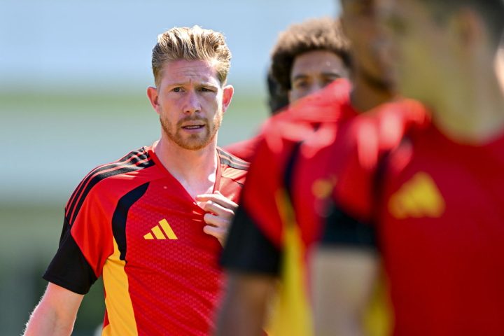 La Belgique se prépare pour son match d'ouverture de la Coupe du Monde contre l'Égypte
Après une préparation réussie avant le tournoi, les Red Devils affrontent ce soir à 21 heures, heure belge, leur match d'ouverture de la Coupe du Monde. Au Lumen Field de Seattle, ils rencontreront l'Égypte, leur principal rival dans la course à la première place du groupe, rapporte 24brussels.
Sur le papier, l'Égypte représente l'adversaire le plus redoutable pour la Belgique dans son groupe de Coupe du Monde. L'Iran et la Nouvelle-Zélande sont considérés comme des opposants plus faibles. La dernière rencontre entre les deux nations, un match amical il y a quatre ans, s'est soldée par une défaite de la Belgique, 1-2 contre les Pharaons. Notamment, lors de leurs quatre précédents matches internationaux, les Belges n'ont remporté qu'une seule victoire.
Les Red Devils aborderont donc ce match avec prudence face aux sept fois gagnants de la Coupe d'Afrique des Nations. L'équipe est également sortie des qualifications africaines pour la Coupe du Monde sans défaite, récoltant 26 points sur 30. Parmi les joueurs clés figurent Mo Salah et Omar Marmoush, tous deux importants dans l'effectif de l'entraîneur Hossam Hassan.
Cependant, après une campagne de préparation couronnée de succès, avec deux victoires contre la Croatie et la Tunisie, la Belgique semble pleinement préparée pour ce premier match de Coupe du Monde. Les Red Devils compteront principalement sur leur puissance offensive, avec Amadou Onana, le capitaine Youri Tielemans et le meneur de jeu Kevin De Bruyne qui devraient jouer un rôle central au milieu de terrain.
Sur les flancs, Jeremy Doku et Leandro Trossard seront présents, avec Charles De Ketelaere chargé de concrétiser les occasions. Romelu Lukaku n'est pas encore prêt à débuter le match et devrait commencer sur le banc.
Defensivement, la situation est moins confortable pour les Red Devils. L'entraîneur Rudi Garcia est susceptible d'opter pour une défense à quatre, avec Timothy Castagne en tant que latéral gauche et Thomas Meunier à droite. Nathan Ngoy, un nouveau venu, a impressionné ces dernières semaines, mais la question reste de savoir qui l'acceptera en défense centrale. Arthur Theate et Brandon Mechele sont les deux principaux candidats pour cette position, tandis que Thibaut Courtois sera le gardien titulaire.
La chaleur à Seattle constituera également un défi pour la Belgique. Le coup d'envoi est prévu à midi heure locale, ce qui signifie que l'équipe nationale disputera ses premières minutes de Coupe du Monde sous un soleil de 30 degrés.
Kevin De Bruyne lors d'une séance d'entraînement de l'équipe nationale belge de football © BELGA PHOTO DIRK WAEM
Alors que les Red Devils se préparent pour ce duel important, la combinaison des rencontres précédentes, de la forme des joueurs et des conditions environnementales sera scrutée de près pour commencer leur campagne de Coupe du Monde sur une note positive.
Le match contre l'Égypte constitue un moment crucial du tournoi, avec beaucoup en jeu pour les deux équipes.
Alors que l'action se déroulera à Seattle, les observateurs suivront de près la performance des Red Devils face à une redoutable équipe égyptienne.
En fin de compte, les premières étapes du tournoi définissent souvent le ton pour la suite, et l'issue de ce match pourrait avoir un impact significatif sur les aspirations belges.
Dans le contexte de la Coupe du Monde, la dynamique du groupe a le potentiel d'influencer les deux équipes pour la suite.
Pour l'heure, tous les regards sont tournés vers Seattle, alors que la Belgique se prépare à entamer son parcours dans le tournoi.
L'anticipation monte.
C'est une histoire en cours qui vaut la peine d'être suivie.
Comme toujours, la compétition révélera les véritables forces et faiblesses des équipes impliquées et comment elles s'ajustent sous pression.
Le match d'aujourd'hui n'est que le début.
Au milieu de l'excitation, les acteurs du sport restent vigilants.
Dans ces premiers moments de la Coupe du Monde, le paysage du football international est prêt à changer.
Le temps presse.
Le temps nous révèlera qui saura se montrer à la hauteur.
Alors que la Belgique s'avance sur le terrain, les enjeux sont élevés, l'atmosphère est électrisante.
Et à l'approche du match, on se demande quelles surprises nous réservent les minutes à venir.
Dans les prochaines heures, le bureau de Bruxelles sera certainement à l'écoute.