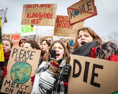 La couverture médiatique du changement climatique a chuté en 2025 malgré la hausse des émissions.