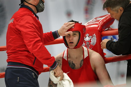 La Fédération mondiale de boxe autorise les boxeurs russes à concourir sous drapeau et hymne national