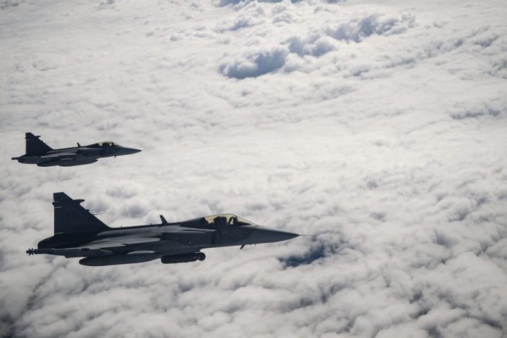 La France se dit prête à collaborer avec la Suède sur le développement d'un chasseur de nouvelle génération.