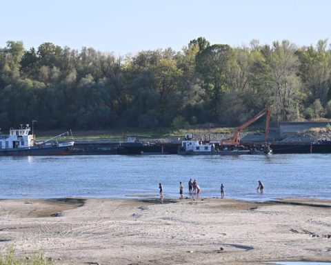 La Hongrie coule des barges pour relever le niveau de l'eau du Danube et assurer le fonctionnement de sa centrale nucléaire
