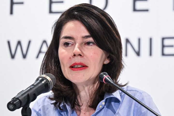 La ministre Glatigny annonce la suspension de la réforme des nominations des enseignants en raison des préoccupations budgétaires.