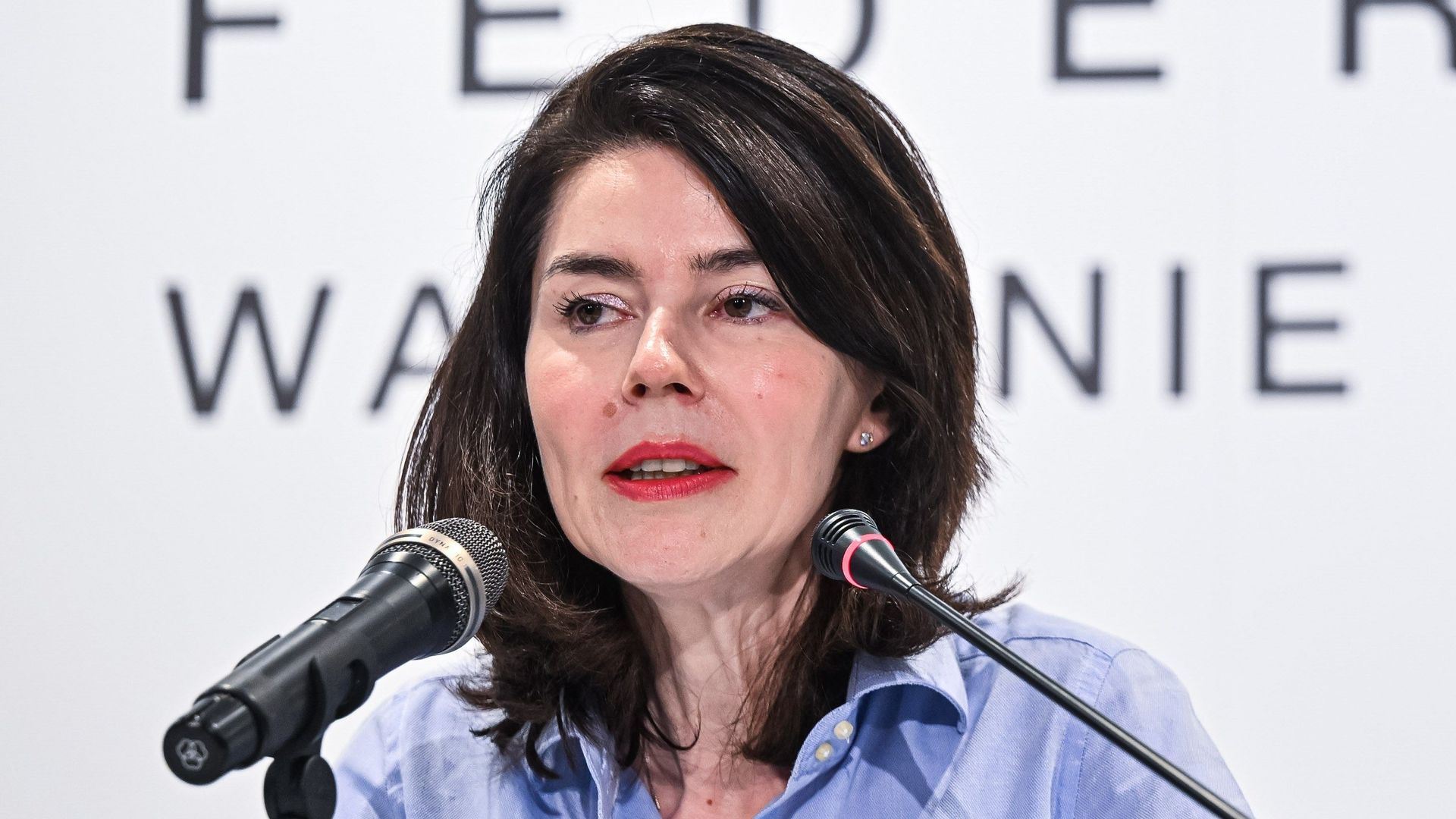 La ministre Glatigny annonce la suspension de la réforme des nominations des enseignants en raison des préoccupations budgétaires.