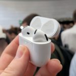 La mise à jour de macOS révèle une vidéo laissant entrevoir des AirPods dotés d'une caméra intégrée.