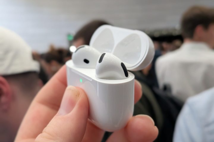 La mise à jour de macOS révèle une vidéo laissant entrevoir des AirPods dotés d'une caméra intégrée.