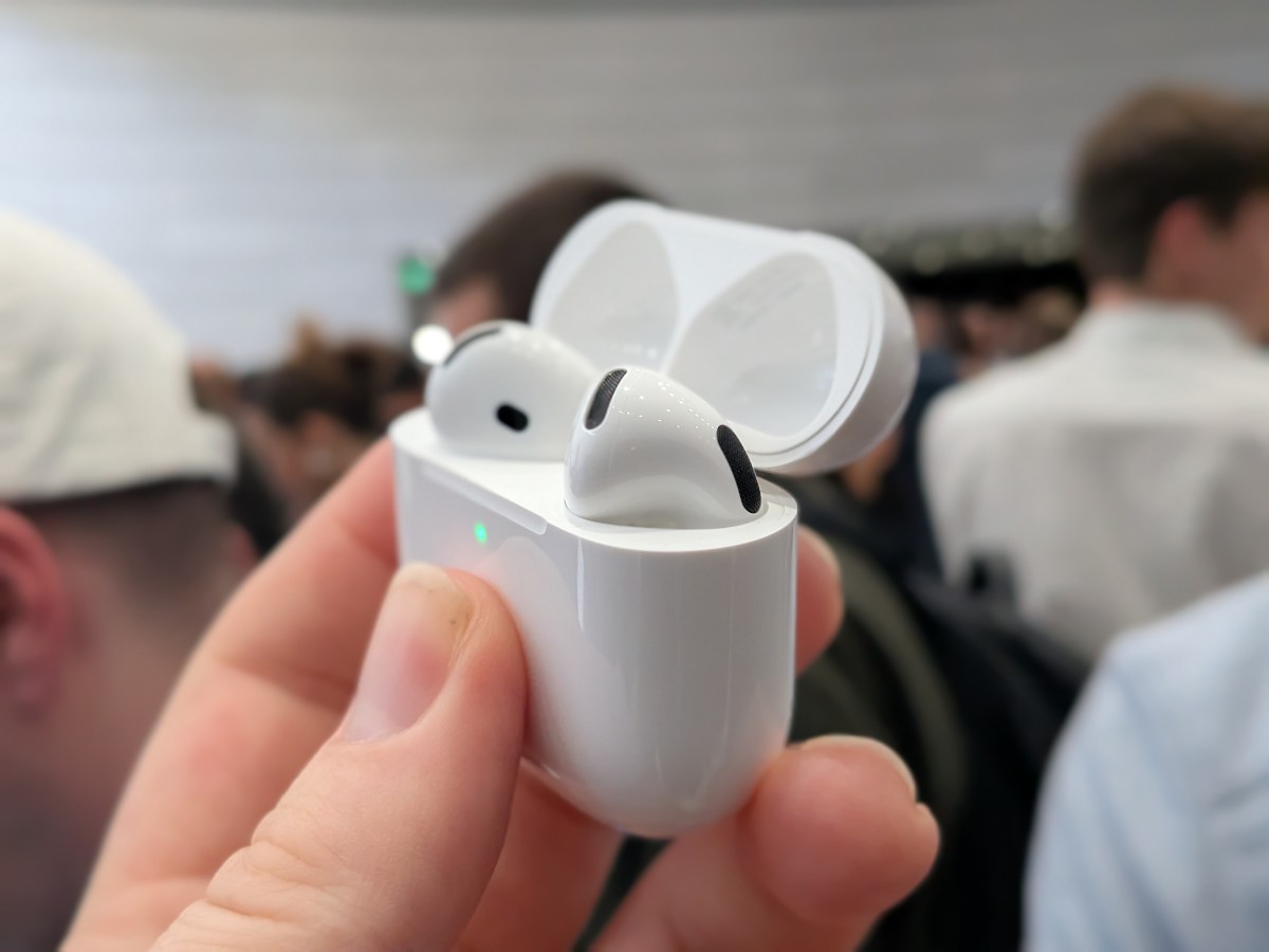 La mise à jour de macOS révèle une vidéo laissant entrevoir des AirPods dotés d'une caméra intégrée.
