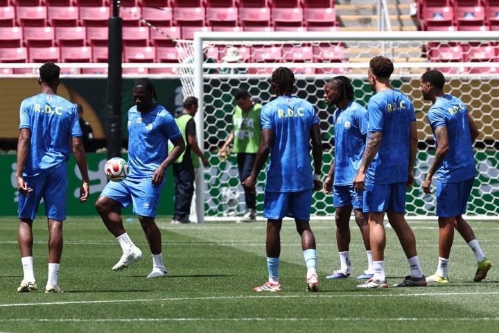 La RDC déplace ses préparatifs pour la Coupe du Monde en Belgique en raison d'une épidémie d'Ebola
La sélection nationale de football de la République démocratique du Congo (RDC) réalisera une partie de sa préparation pour la Coupe du Monde en Belgique, en raison de la récente épidémie d'Ebola dans son pays, rapporte 24brussels.
Une nouvelle épidémie d'Ebola est actuellement en cours en Congo. Selon l'Organisation mondiale de la santé (OMS), on dénombre déjà environ 139 décès et près de 600 cas suspects. Bien que l'épidémie puisse persister encore plusieurs mois, le risque de pandémie mondiale est actuellement considéré comme faible.
Face à cette situation, la Fédération congolaise de football a décidé d'annuler une partie de ses préparatifs à domicile et de se relocaliser en Belgique. Le 3 juin, la RDC jouera un match amical contre le Danemark au stade du Standard.
Les pays hôtes de la Coupe du Monde ont annoncé lundi qu'un contrôle de santé supplémentaire serait instauré aux frontières. Les visiteurs étrangers de la Coupe du Monde ayant séjourné les 21 derniers jours en Ouganda, au Congo ou au Sud-Soudan se verront refuser l'entrée. Cependant, les responsables américains ont souligné que l'équipe congolaise s'entraîne en Europe et n'est donc pas soumise à ces mesures. De plus, aucun des joueurs sélectionnés ne joue actuellement dans le championnat congolais.
En remportant le barrage intercontinental contre la Jamaïque, la RDC s'est qualifiée pour la Coupe du Monde pour la deuxième fois de son histoire. Sa précédente participation (sous le nom de Zaïre) remonte à 1974. Lors de cette Coupe du Monde, la RDC évoluera dans le groupe K. Les Congolais débuteront leur campagne le 17 juin à Houston contre le Portugal. Ils joueront ensuite contre la Colombie le 24 juin à Guadalajara et contre l'Ouzbékistan le 28 juin à Atlanta.
L'équipe nationale de football de la République démocratique du Congo (RDC) lors d'un échauffement © PHOTO Ulises Ruiz / AFP
Les réactions internationales continuent de souligner les complexités entourant la santé publique et le sport en période d'épidémies. Les observateurs notent non seulement les défis logistiques auxquels les équipes font face, mais aussi les efforts continus pour maintenir des normes de sécurité et de santé.