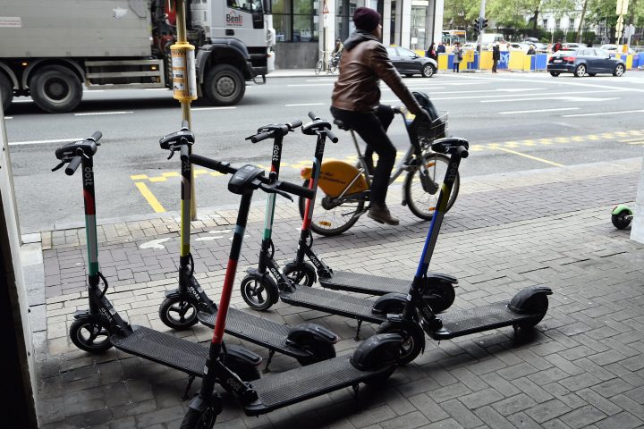 La Région de Bruxelles ordonne le retrait des trottinettes et vélos partagés d'ici le 1er septembre