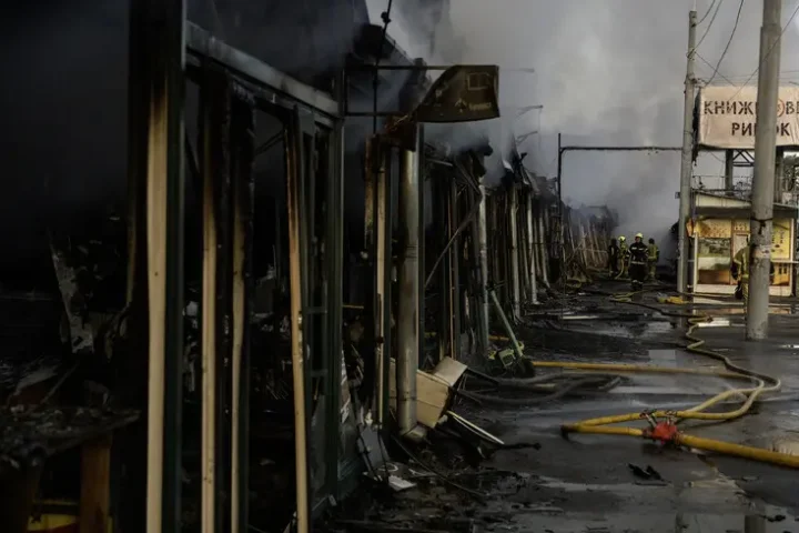 La Russie détruit un marché de livres historique à Kyiv lors d'une attaque de missiles près de la station de métro Pochaina