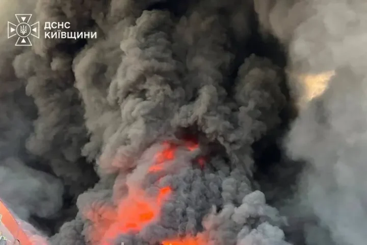 La Russie frappe de nouveau la région de Kyiv, provoquant des incendies majeurs et des dégâts dans des centres logistiques