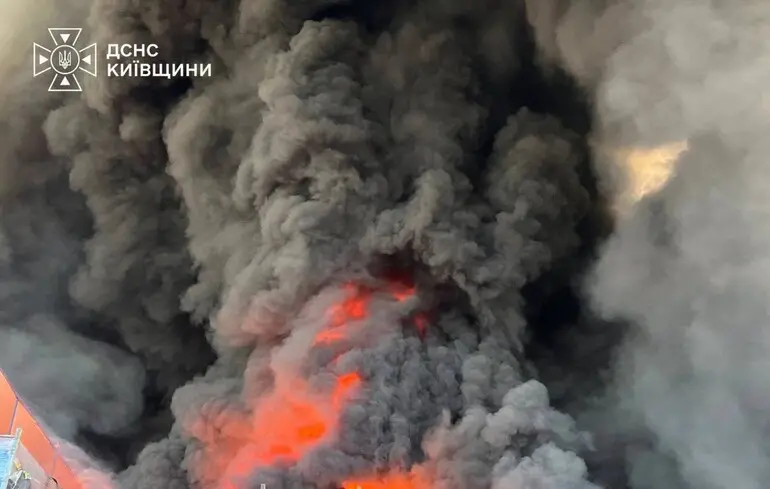 La Russie frappe de nouveau la région de Kyiv, provoquant des incendies majeurs et des dégâts dans des centres logistiques
