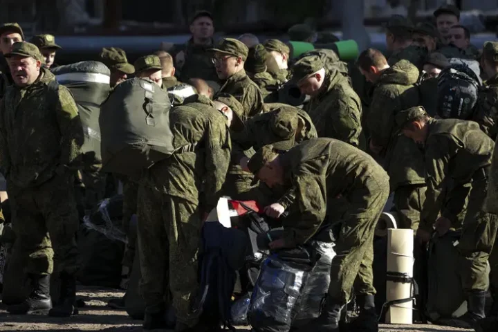 La Russie intensifie ses préparatifs de mobilisation militaire avec des inspections sur ses terrains d'entraînement