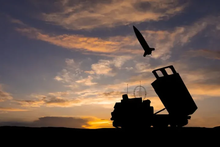 La Russie lance des missiles balistiques et Zircon dans une attaque massive sur Kyiv