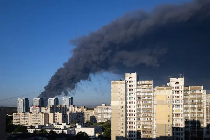 La Russie lance près de 1 500 drones sur l'Ukraine en quatre jours, Kyiv sous attaque continue