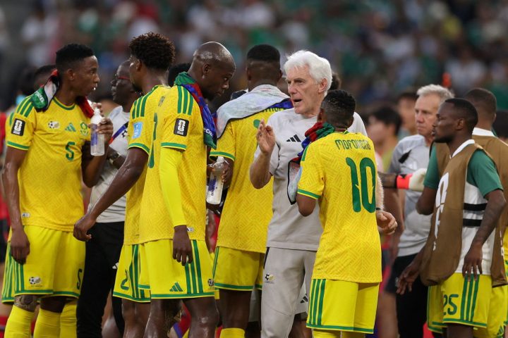 L'Afrique du Sud avance en phase à élimination directe de la Coupe du Monde
L'entraîneur belge Hugo Broos a mené l'Afrique du Sud en phase à élimination directe de la Coupe du Monde pour la première fois, mercredi, après une victoire 1-0 contre la Corée du Sud à Monterrey, au Mexique, rapporte 24brussels.
L'Afrique du Sud a terminé deuxième du groupe A avec quatre points, derrière les hôtes mexicains, et a ainsi sécurisé une place dans les huitièmes de finale lors de sa quatrième apparition en Coupe du Monde.
“Je sais ce que ça fait, mais c'est difficile à expliquer,” a déclaré Broos aux journalistes télévisés après le match. “C'est une expérience fantastique. C'était très difficile aujourd'hui, mais nous avons joué un très bon match, avec des occasions et une très bonne tactique. Il a été très compliqué pour la Corée du Sud de trouver de l'espace. Nous avons bien défendu et avons été dangereux.”
Le but décisif est venu de Thapelo Maseko en seconde mi-temps. Après une défaite 2-0 contre le Mexique lors de leur match d'ouverture, l'Afrique du Sud s'est remise avec un match nul contre la République tchèque avant de triompher contre la Corée du Sud.
“Je suis très fier de mon équipe,” a ajouté Broos. “Je pense que nous avons répondu à toutes ces grandes bouches qui pensaient que nous devions changer quelque chose.”
Le Belge de 74 ans, en poste depuis 2021, a également souligné la forte camaraderie au sein de l'équipe.
L'Afrique du Sud est donc prête à affronter le Canada en huitièmes de finale dimanche à Los Angeles.
La Corée du Sud, ayant conclu la phase de groupes avec trois points, attend maintenant la confirmation sur son éventuelle qualification en tant que l'une des meilleures équipes classées 3èmes. L'entraîneur Hong Myung-bo a exprimé sa déception face au résultat et a pris la responsabilité de la défaite.
Dans un tournoi marqué par des résultats inattendus, la performance de l'Afrique du Sud sous la direction de Broos a été un point fort significatif, mettant en avant la résilience et la maîtrise stratégique.