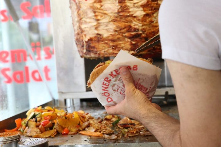 L'Allemagne lance une campagne de recrutement innovante via des emballages de kebab pour le service militaire