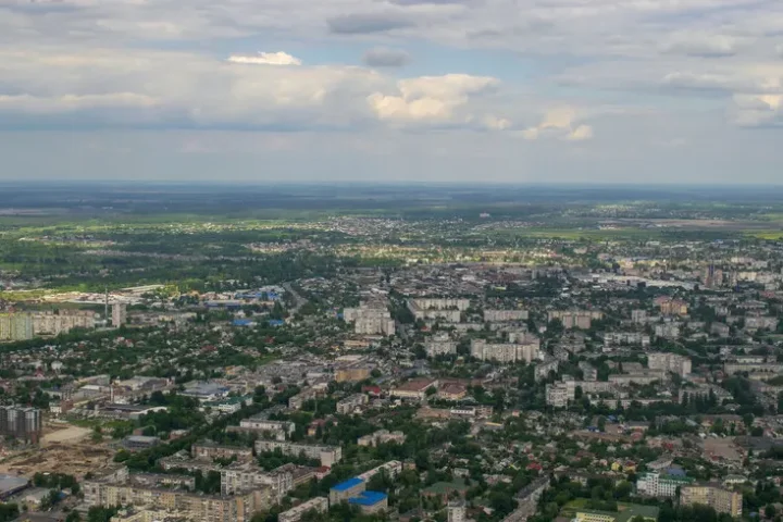 L'armée russe attaque un chantier logistique près de Jytomyr, blessant un ouvrier