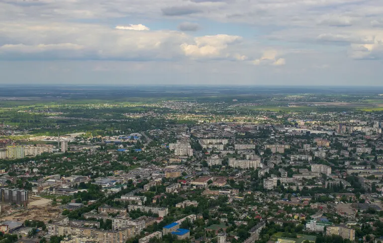 L'armée russe attaque un chantier logistique près de Jytomyr, blessant un ouvrier