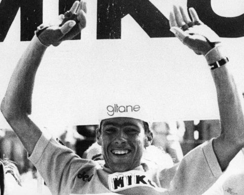 Le 18 juillet 1976, Lucien Van Impe est devenu le dernier coureur belge à remporter le Tour de France, un exploit qui reste significatif cinquante ans plus tard. Sa victoire a marqué le dix-huitième triomphe d'un Belge dans cet événement prestigieux, un record qui n’a toujours pas été dépassé, rapporte 24brussels.
Né le 20 octobre 1946 à Mere, en Flandre-Orientale, Van Impe s'est rapidement distingué comme un grimpeur redoutable. En 1976, il faisait partie des favoris, notamment en l'absence de la légende du cyclisme Eddy Merckx. La concurrence comprenait des prétendants solides comme le champion en titre Bernard Thévenet, Joop Zoetemelk et le vétéran Raymond Poulidor.
Freddy Maertens a dominé les premières étapes, qui comprenaient notamment un passage à travers la Belgique. Cependant, la neuvième étape, culminant à l'Alpe d'Huez, a redessiné la course parmi les coureurs du classement général. Bien que Van Impe ait été devancé par Zoetemelk lors de cette étape, il a hérité du maillot jaune peu après, mais temporairement.
Dans un moment décisif lors de l'étape reine, Van Impe s'est échappé du peloton plus de soixante-dix kilomètres avant l'arrivée, suivant les instructions de son directeur sportif Cyrille Guimard. Il a remporté la victoire en solo à Pla d'Adet, établissant un écart de 3:18 sur Zoetemelk.
À 29 ans, Van Impe a maintenu son avance lors du contre-la-montre et à Puy-de-Dôme, assurant ainsi sa victoire au Tour, avec Zoetemelk terminant à 4:14 et Poulidor prenant la troisième place à 12:08.
Il a fallu trois décennies pour qu'un autre Belge atteigne le podium du Tour de France, Jürgen Van den Broeck terminant troisième en 2010. La disette a perduré jusqu'en 2024, lorsque Remco Evenepoel a remporté la troisième place, soulignant les défis de longue date auxquels sont confrontés les cyclistes belges dans le Tour.