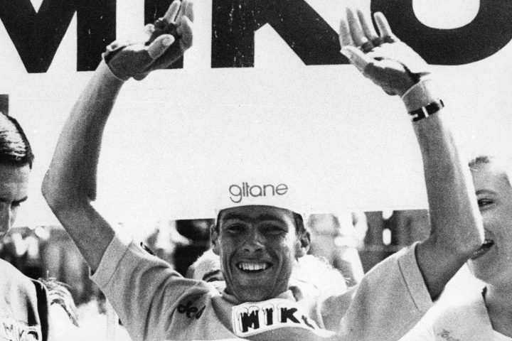 Le 18 juillet 1976, Lucien Van Impe est devenu le dernier coureur belge à remporter le Tour de France, un exploit qui reste significatif cinquante ans plus tard. Sa victoire a marqué le dix-huitième triomphe d'un Belge dans cet événement prestigieux, un record qui n’a toujours pas été dépassé, rapporte 24brussels.
Né le 20 octobre 1946 à Mere, en Flandre-Orientale, Van Impe s'est rapidement distingué comme un grimpeur redoutable. En 1976, il faisait partie des favoris, notamment en l'absence de la légende du cyclisme Eddy Merckx. La concurrence comprenait des prétendants solides comme le champion en titre Bernard Thévenet, Joop Zoetemelk et le vétéran Raymond Poulidor.
Freddy Maertens a dominé les premières étapes, qui comprenaient notamment un passage à travers la Belgique. Cependant, la neuvième étape, culminant à l'Alpe d'Huez, a redessiné la course parmi les coureurs du classement général. Bien que Van Impe ait été devancé par Zoetemelk lors de cette étape, il a hérité du maillot jaune peu après, mais temporairement.
Dans un moment décisif lors de l'étape reine, Van Impe s'est échappé du peloton plus de soixante-dix kilomètres avant l'arrivée, suivant les instructions de son directeur sportif Cyrille Guimard. Il a remporté la victoire en solo à Pla d'Adet, établissant un écart de 3:18 sur Zoetemelk.
À 29 ans, Van Impe a maintenu son avance lors du contre-la-montre et à Puy-de-Dôme, assurant ainsi sa victoire au Tour, avec Zoetemelk terminant à 4:14 et Poulidor prenant la troisième place à 12:08.
Il a fallu trois décennies pour qu'un autre Belge atteigne le podium du Tour de France, Jürgen Van den Broeck terminant troisième en 2010. La disette a perduré jusqu'en 2024, lorsque Remco Evenepoel a remporté la troisième place, soulignant les défis de longue date auxquels sont confrontés les cyclistes belges dans le Tour.