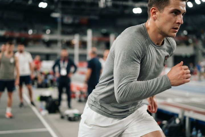 Le CIO réadmet la Russie aux Jeux Olympiques malgré des liens militaires avérés chez certains athlètes.