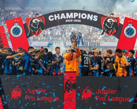 Le Club Brugge obtient sa place en Ligue des champions à la fin de la saison belge
L'équipe de football Club Brugge a remporté la première place de la plus haute compétition belge, concluant la ligue sur une note positive. Les dernières places pour le football européen ont été déterminées lors du dernier jour de la compétition, à l'exception d'une., rapporte 24brussels.
La semaine dernière, le Club Brugge a été couronné champion pour la 20ème fois, se qualifiant ainsi pour la Ligue des champions de l'UEFA. L'Union Saint-Gilloise a également obtenu une place en compétition européenne en remportant la Coupe de Belgique.
Sint-Truiden VV et Anderlecht ont terminé respectivement en troisième et quatrième places. AA Gent, qui a conclu la saison à la cinquième place, affrontera le KRC Genk dans un barrage pour déterminer leur qualification pour le football européen.
L'UEFA organise ses compétitions en trois ligues : la Ligue des champions, la Ligue Europa et la Ligue de la Conférence. Brugge et l'Union commenceront leur campagne en Ligue des champions, bien que l'Union puisse être reléguée en Ligue Europa si elle échoue à passer un tour préliminaire. Sint-Truiden VV débutera en Ligue Europa, tandis qu'Anderlecht a obtenu une place garantie en Ligue de la Conférence. Gent ou Genk doivent remporter leur tour préliminaire pour se qualifier pour la Ligue de la Conférence.
À la fin de la saison, les clubs belges se préparent aux rigueurs de la compétition européenne, mettant en avant la nature dynamique de la ligue et les opportunités de croissance sur la scène continentale.
En réfléchissant à la fin de la ligue belge, il est évident que la compétition a préparé le terrain pour que les clubs démontrent leur potentiel dans les tournois européens. L'année à venir s'annonce déterminante pour ces équipes alors qu'elles naviguent à travers les défis du football international.