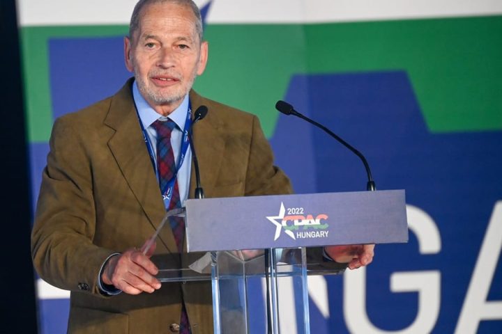 Le directeur de MCC Bruxelles, soutenu par Orbán, démissionne en raison de salaires impayés.