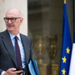 Le gouvernement français ajuste ses objectifs de réduction du déficit face aux défis économiques et aux tensions parlementaires.