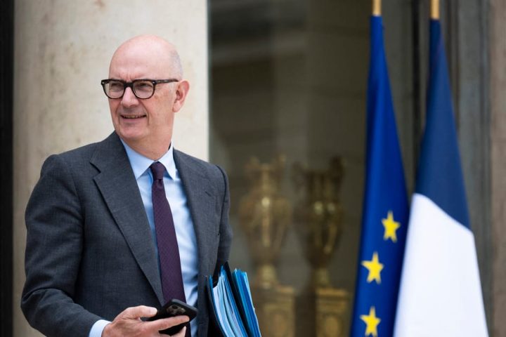 Le gouvernement français ajuste ses objectifs de réduction du déficit face aux défis économiques et aux tensions parlementaires.