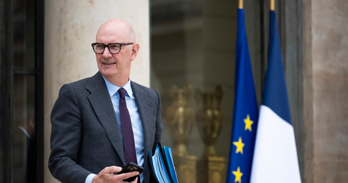 Le gouvernement français ajuste ses objectifs de réduction du déficit face aux défis économiques et aux tensions parlementaires.