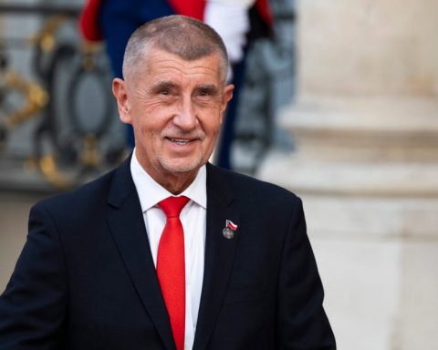 Le Premier ministre tchèque Babiš présente ses excuses pour avoir cueilli des fleurs dans un parc national protégé