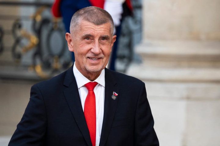 Le Premier ministre tchèque Babiš présente ses excuses pour avoir cueilli des fleurs dans un parc national protégé