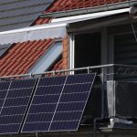 Le Royaume-Uni lance un programme de panneaux solaires miniatures, mais fait face à des obstacles réglementaires importants