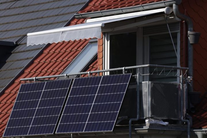 Le Royaume-Uni lance un programme de panneaux solaires miniatures, mais fait face à des obstacles réglementaires importants