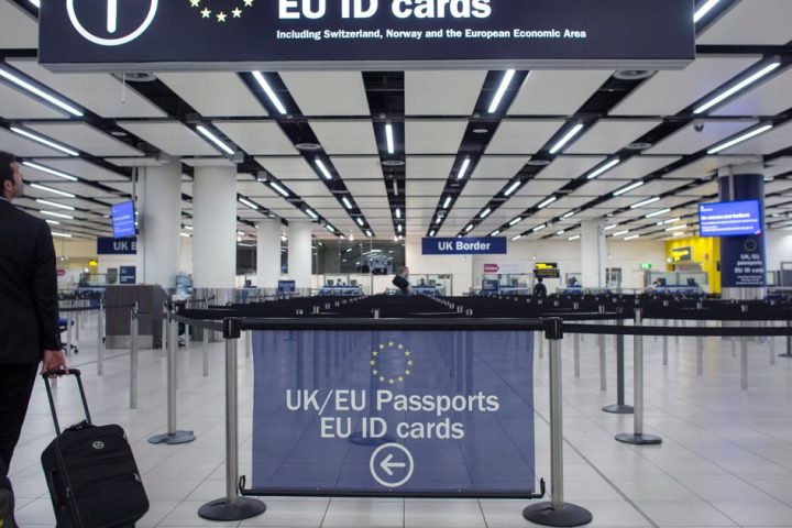 Le système de statut établi au Royaume-Uni critiqué après la confusion entre des jumeaux identiques à l'aéroport