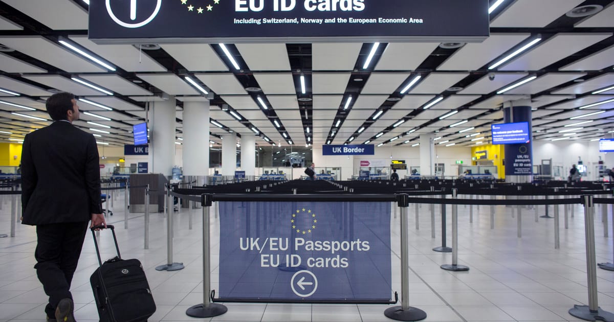 Le système de statut établi au Royaume-Uni critiqué après la confusion entre des jumeaux identiques à l'aéroport