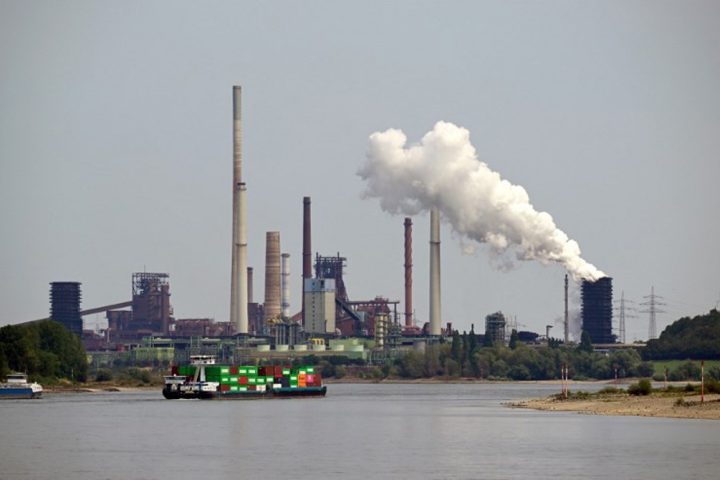 L'économie allemande croît de 0,3 % au deuxième trimestre, dépassant les attentes.