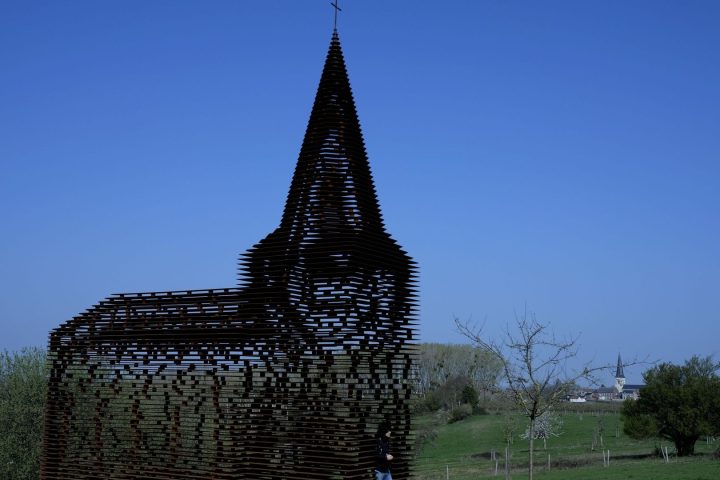 Les architectes Gijs Van Vaerenbergh achèvent un projet d'église transparente à Borgloon.