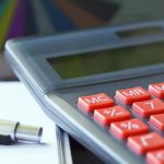 Les contrats d'énergie affichent des hausses de prix significatives avec une augmentation de 20% des prix du gaz sur un an.