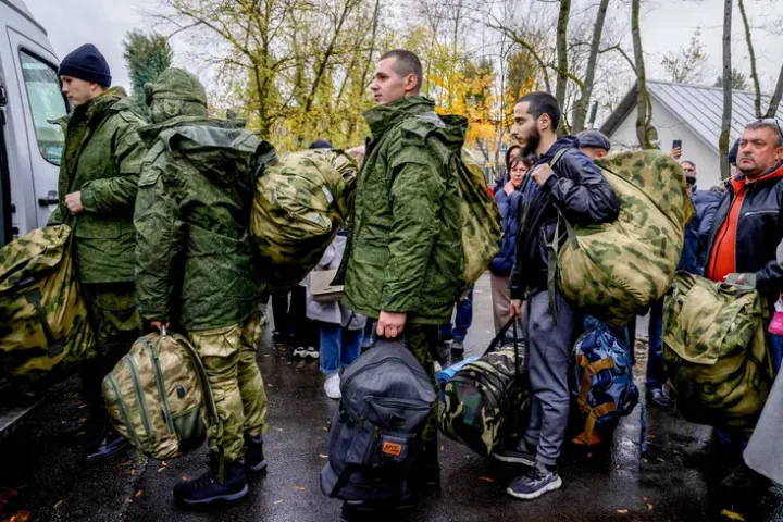 Les efforts de mobilisation de la Russie font face à des coûts économiques croissants alors que la main-d'œuvre s'amenuise