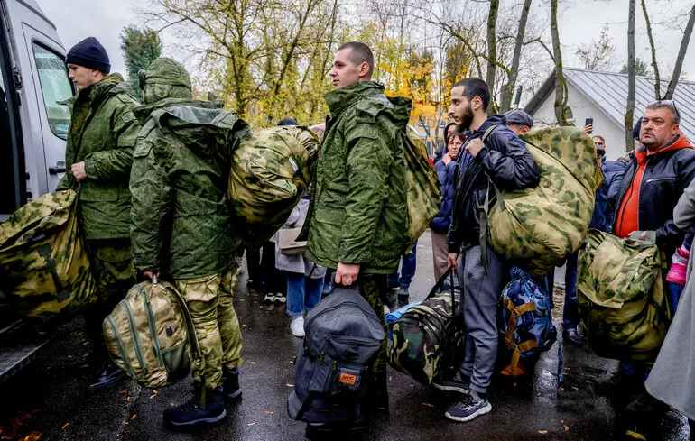 Les efforts de mobilisation de la Russie font face à des coûts économiques croissants alors que la main-d'œuvre s'amenuise