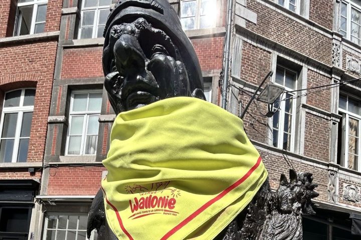 Les Festivals wallons lancent une écharpe jaune-rouge pour promouvoir l'identité régionale à Namur