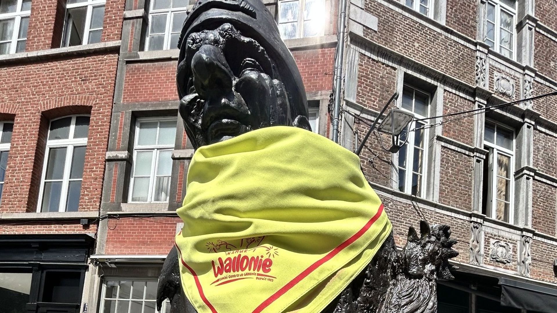 Les Festivals wallons lancent une écharpe jaune-rouge pour promouvoir l'identité régionale à Namur