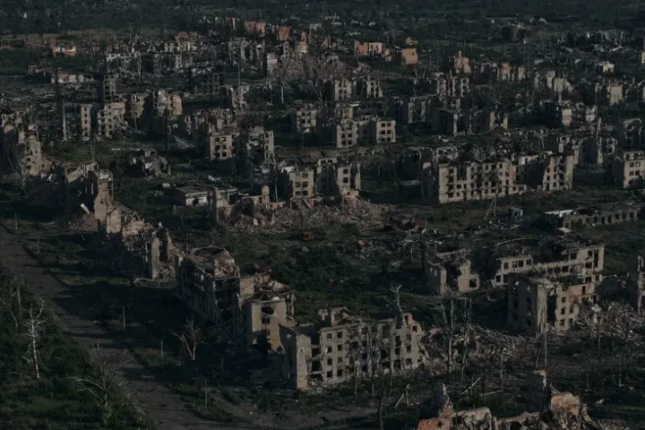 Les forces russes avancent à Chasiv Yar, modifiant leur approche tactique dans l'est de l'Ukraine