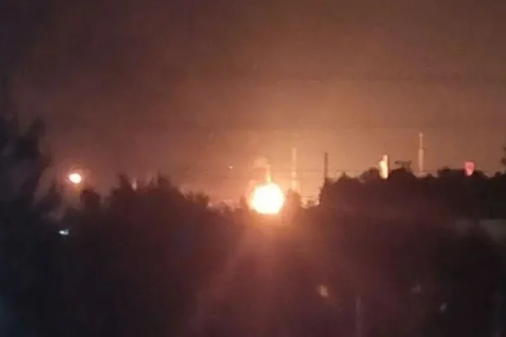 Les forces ukrainiennes frappent la raffinerie de pétrole de Kirishi et la base aérienne d'Eysk lors de récentes attaques