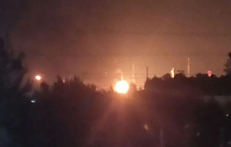 Les forces ukrainiennes frappent la raffinerie de pétrole de Kirishi et la base aérienne d'Eysk lors de récentes attaques