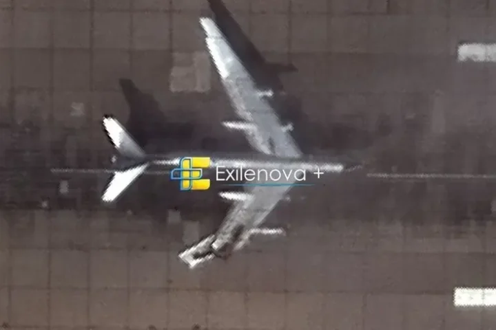 Les forces ukrainiennes frappent un bombardier russe Tu-95 à la base aérienne Engels-2